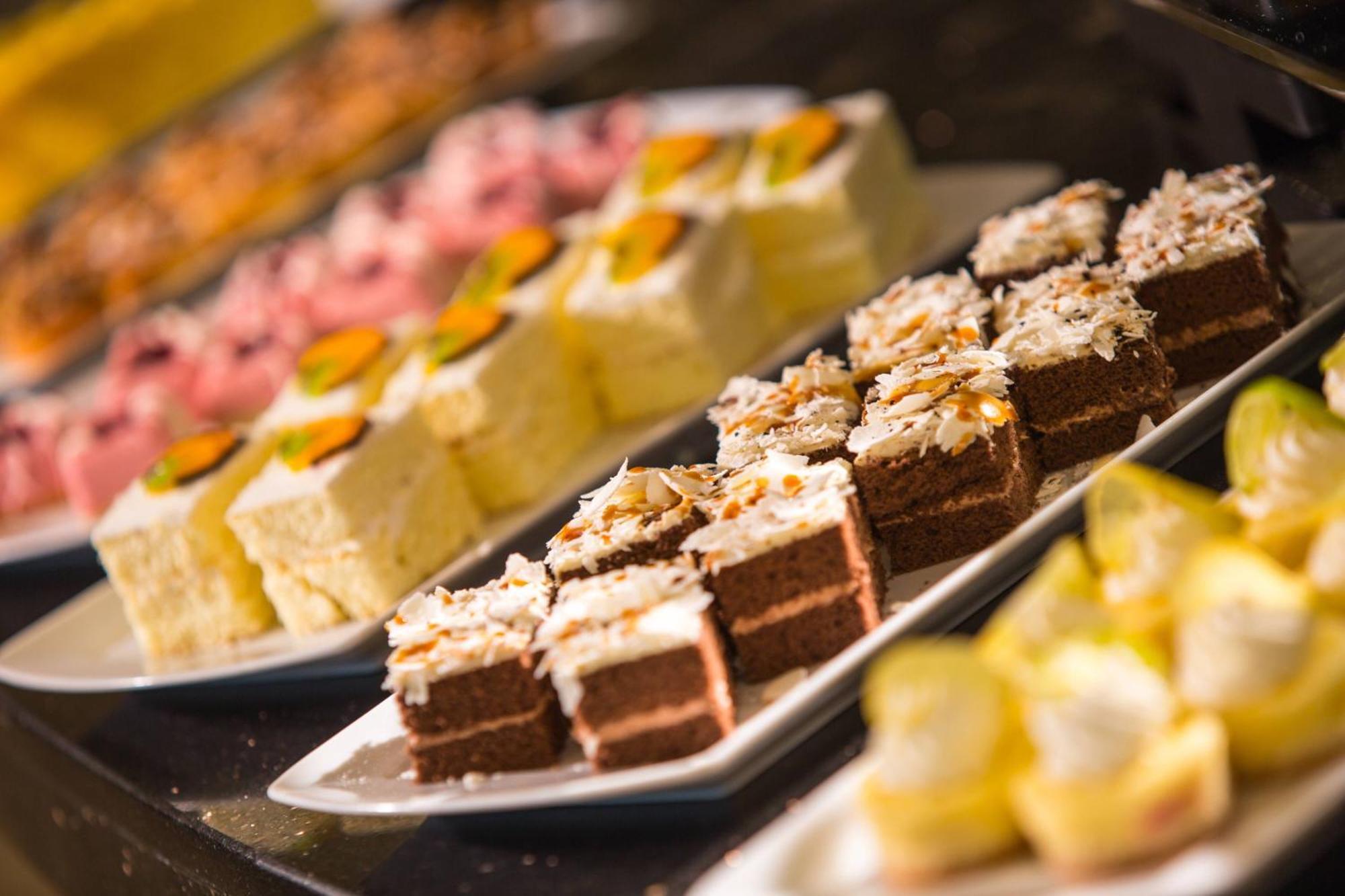 Renaissance Cairo Mirage City Hotel Exterior photo Petit fours